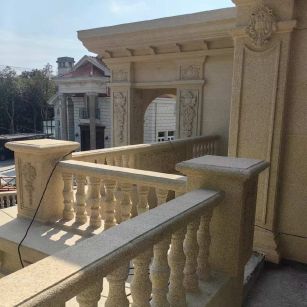 黄冈 黄金麻别墅外墙干挂雕花配合阳台栏杆花瓶柱