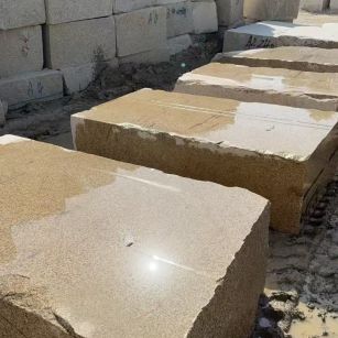 黄冈 黄金麻方料堆场洗料分选中，原材料充足