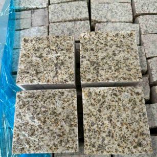 黄冈 黄金麻花岗岩自然面小方块，弹石，马蹄石等