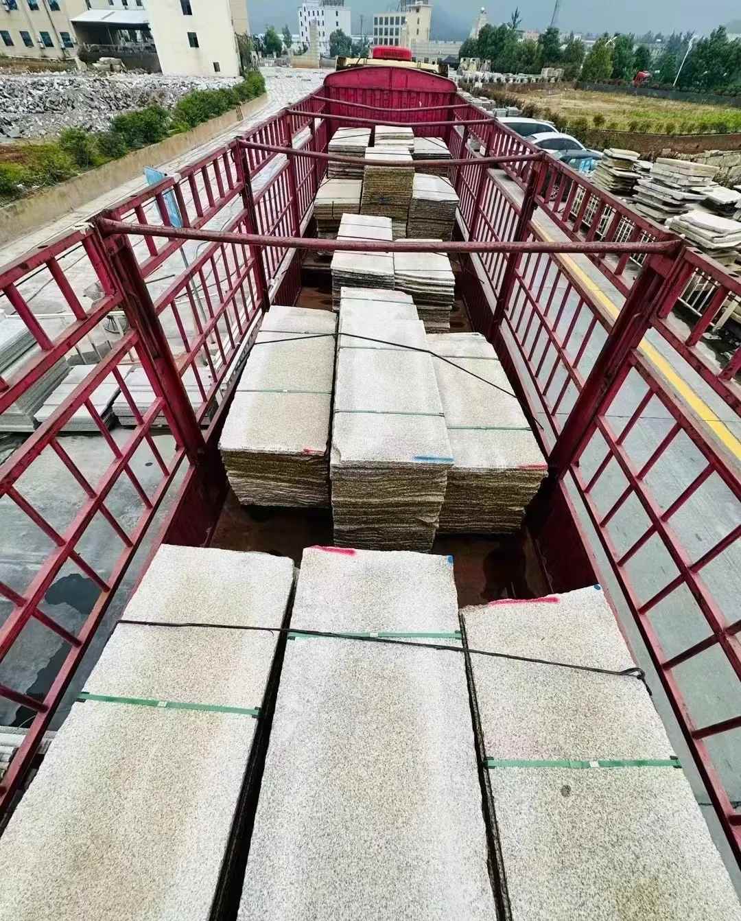 黄冈 黄金麻花岗岩荔枝面，光面毛板装车完成