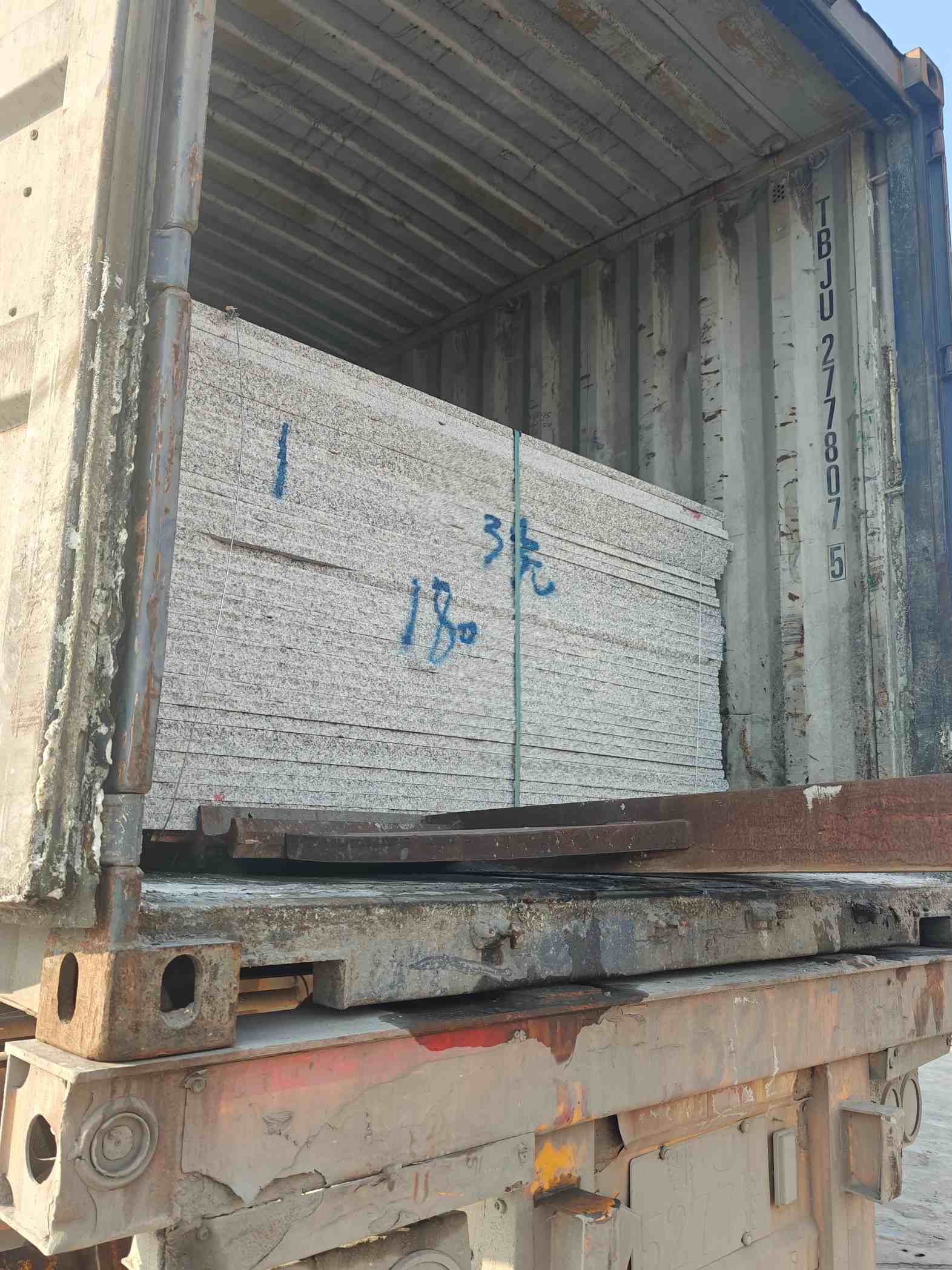 黄冈 芝麻白花岗岩石材3.0公分光面毛板装柜出货