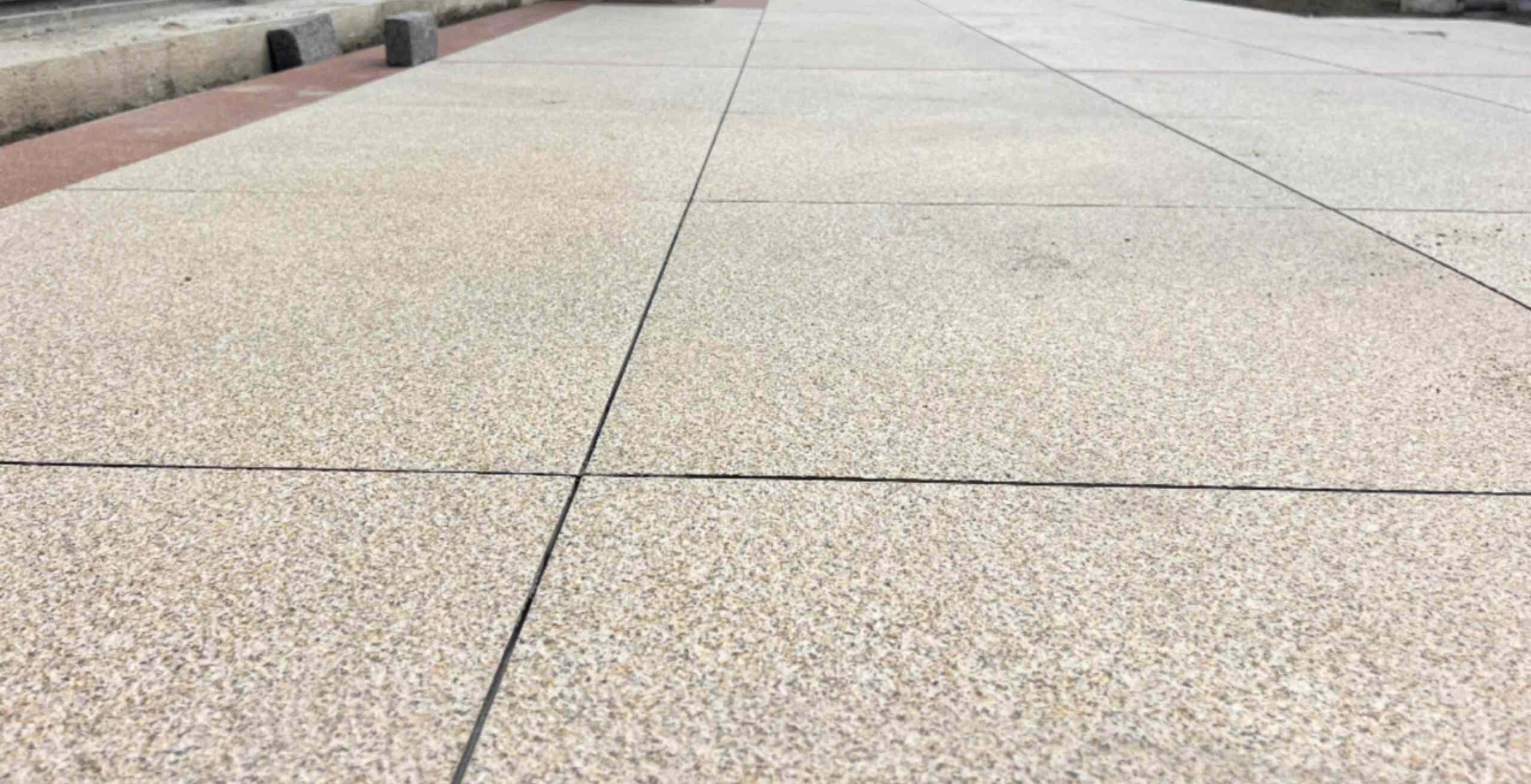 黄冈 黄金麻花岗岩石板材荔枝面地面铺装效果