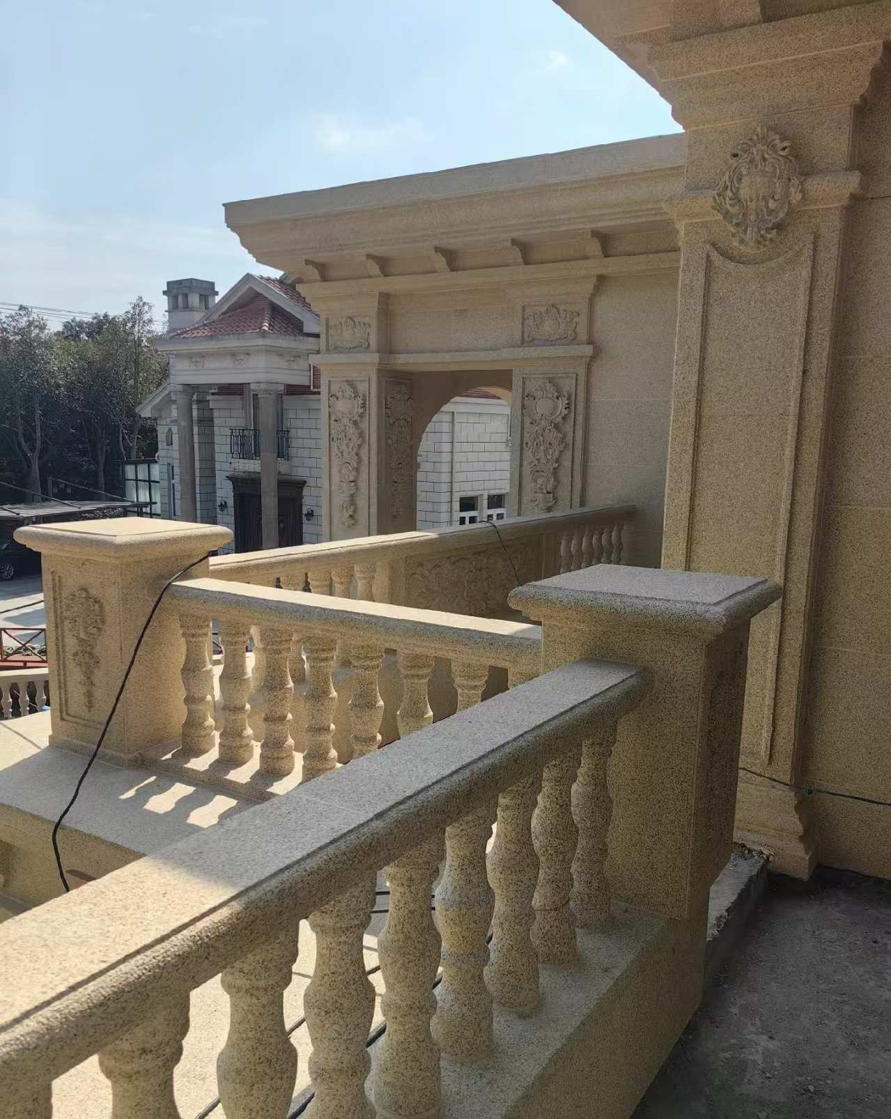 黄冈 黄金麻别墅外墙干挂雕花配合阳台栏杆花瓶柱