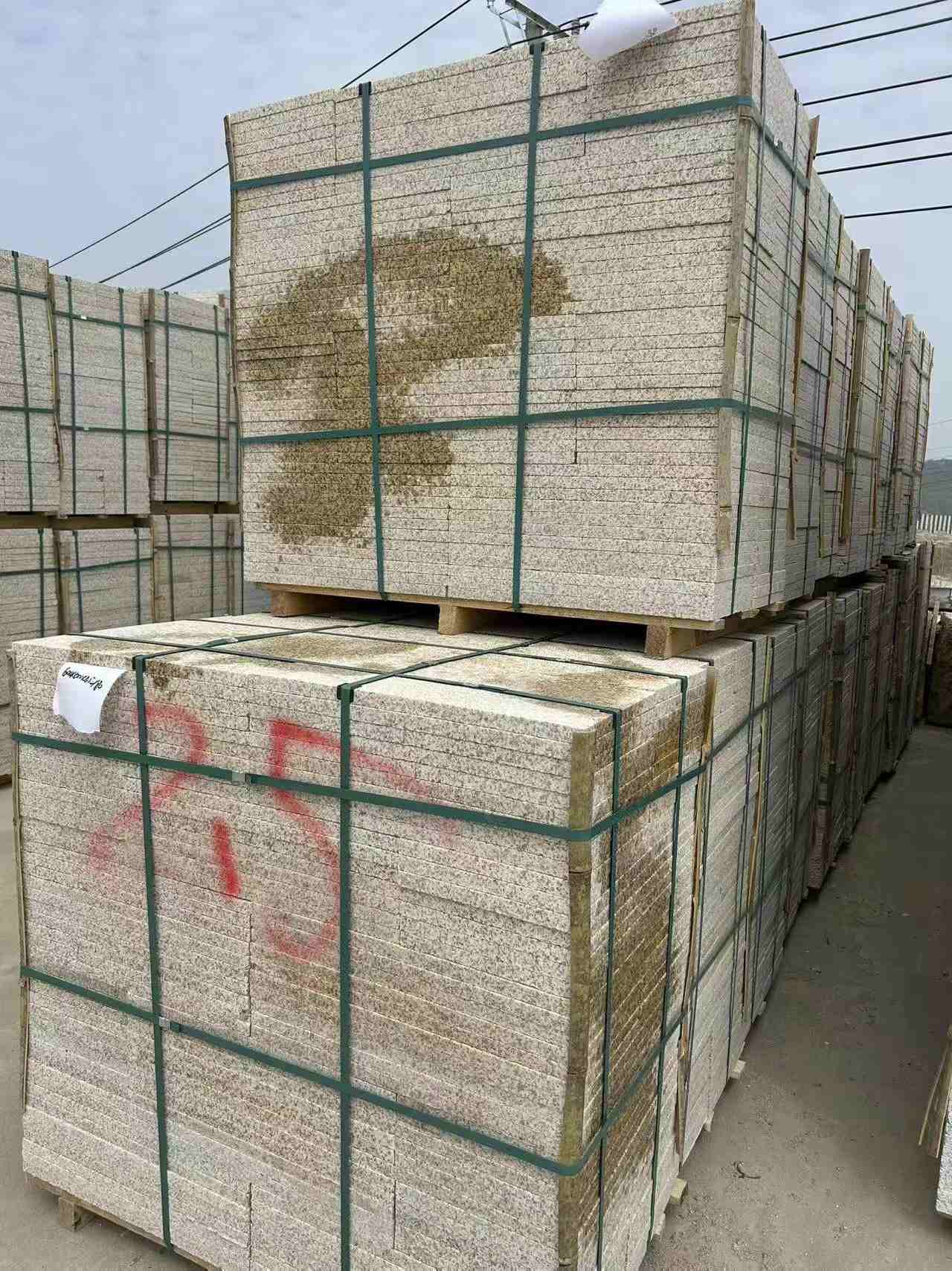 黄冈 黄金麻花岗岩石材荔枝面地铺石2.5*300*600