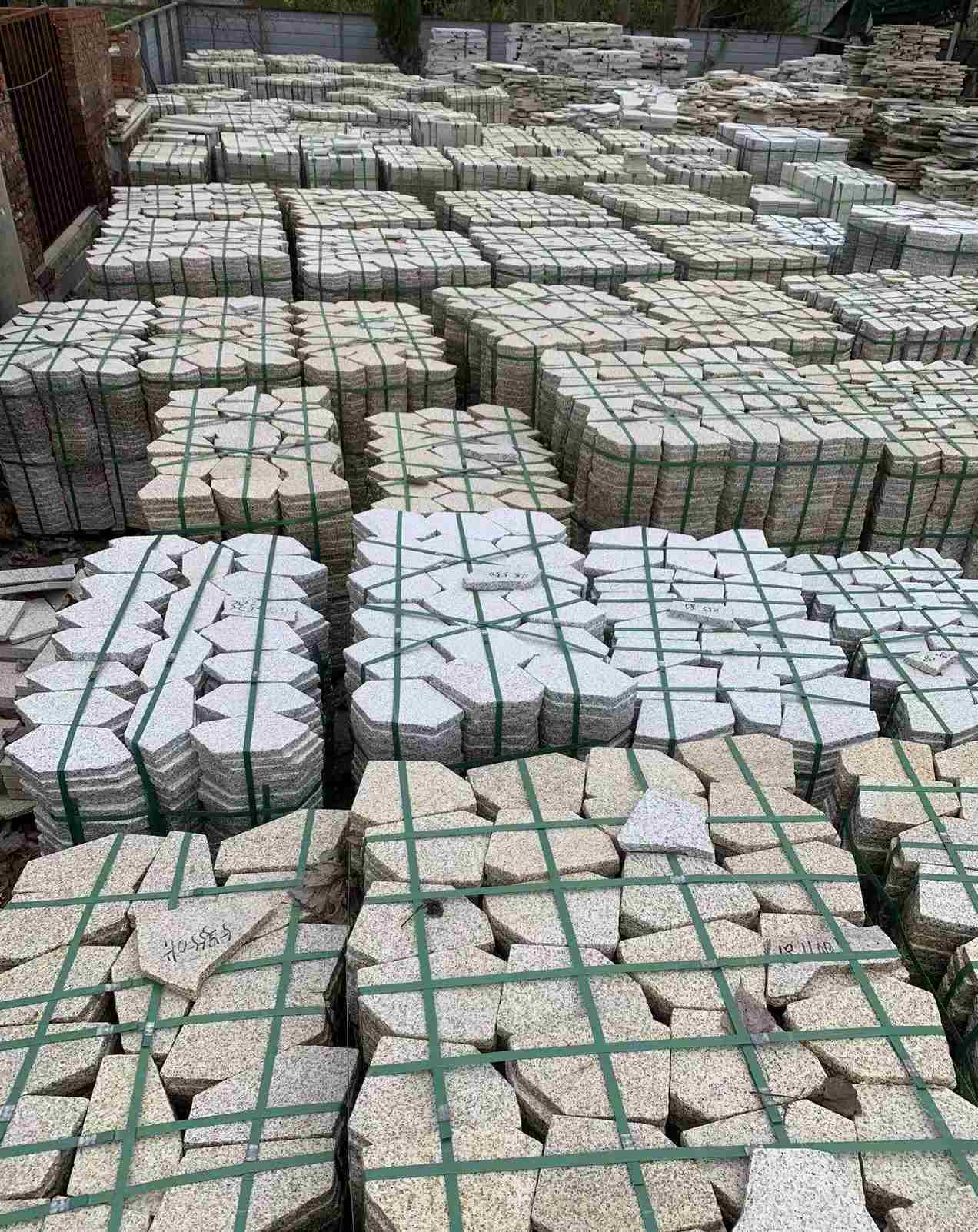 黄冈 黄金麻白麻花岗岩荔枝面地铺石(冰裂纹)