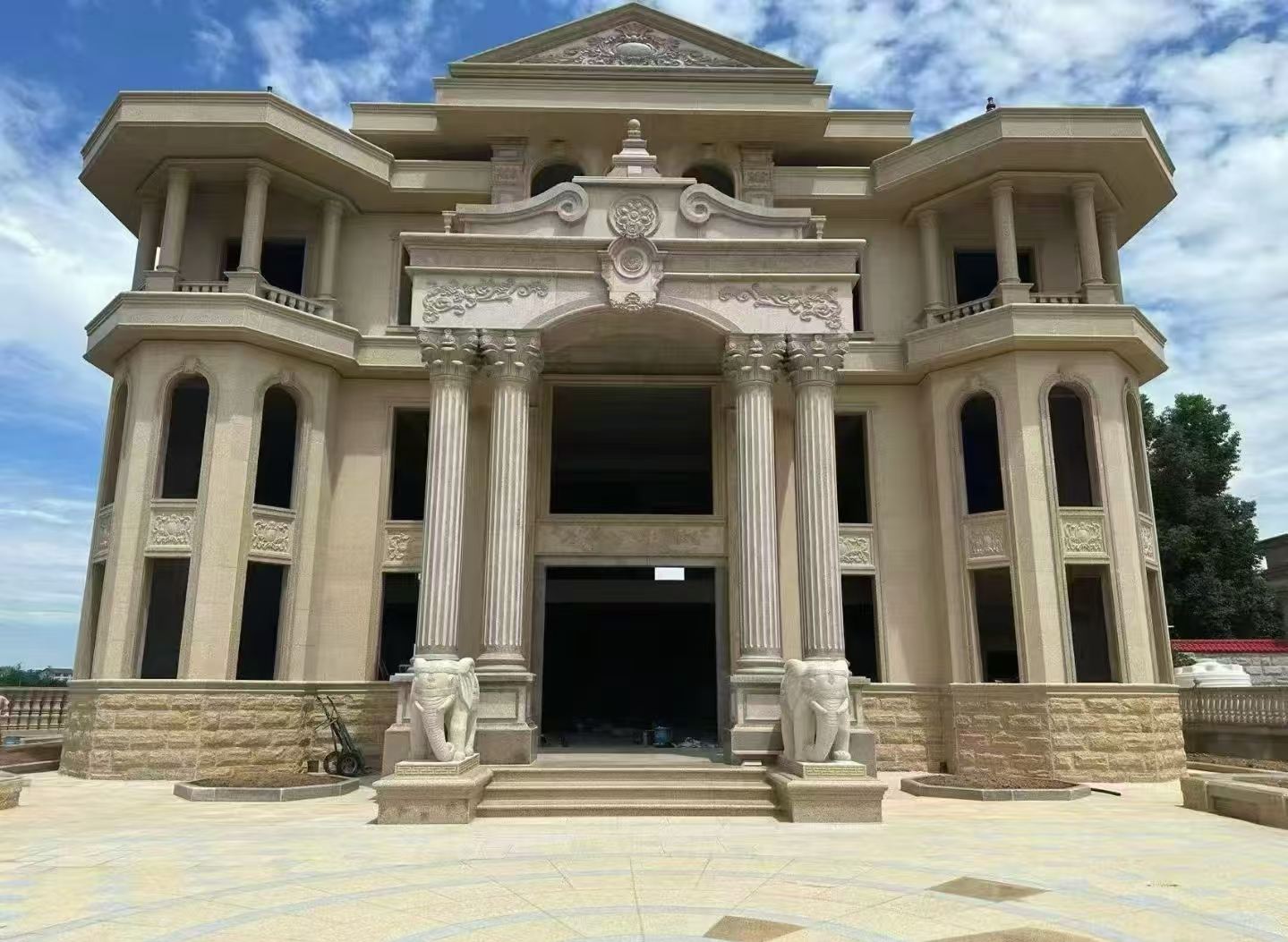 黄冈 黄金麻别墅外墙干挂，大柱，大象，蘑菇石，雕花板