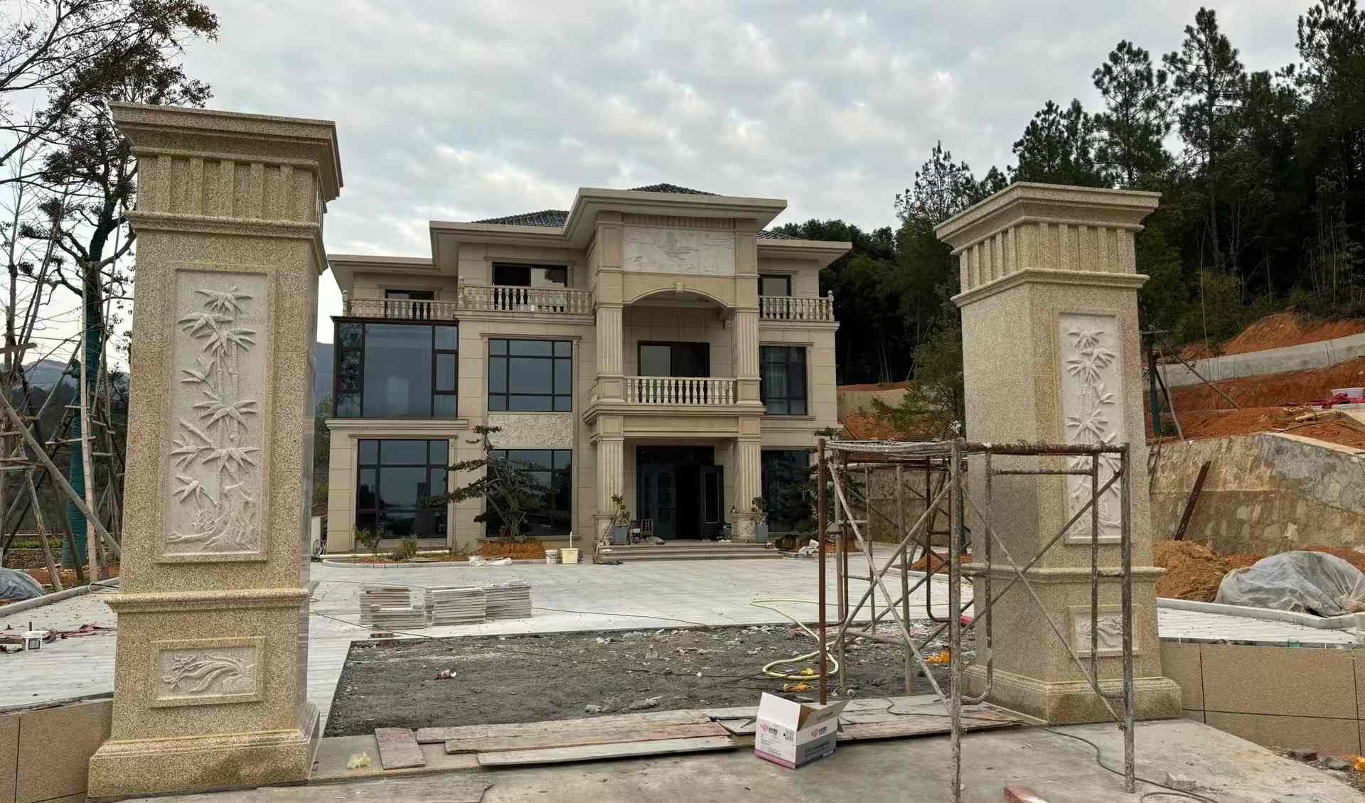 黄冈 黄金麻花岗岩别墅雕花外墙干挂配上门口雕花罗马柱