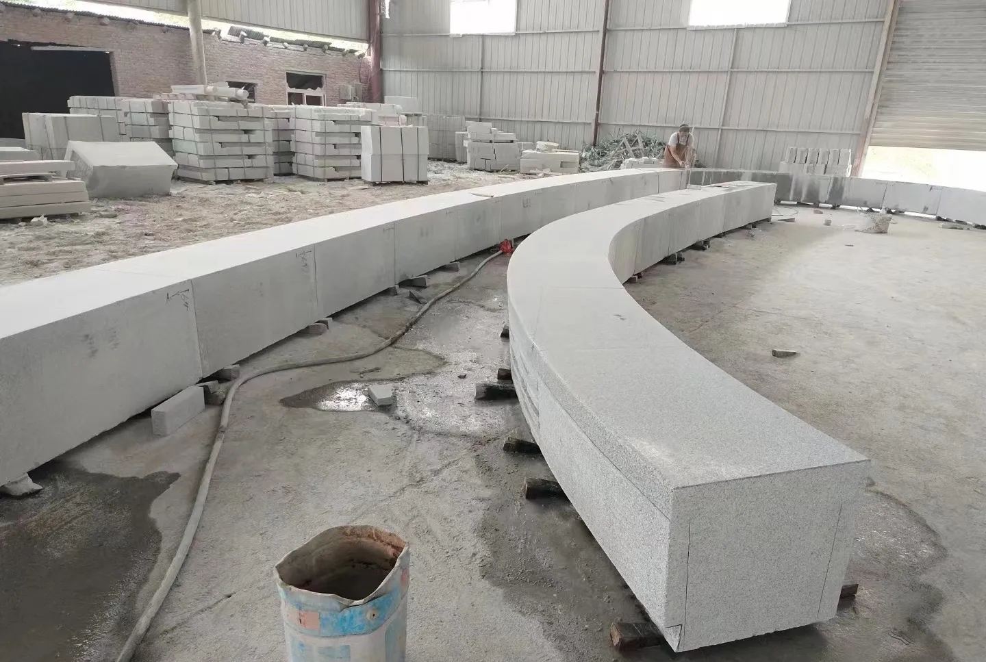 黄冈芝麻白花岗岩石板材 园林光面弧形坐凳