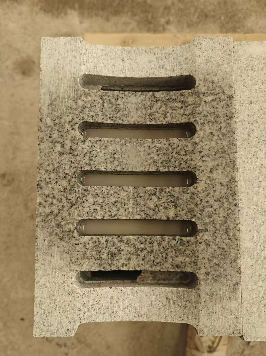 黄冈 芝麻白拉丝面花岗岩U型开槽排水槽