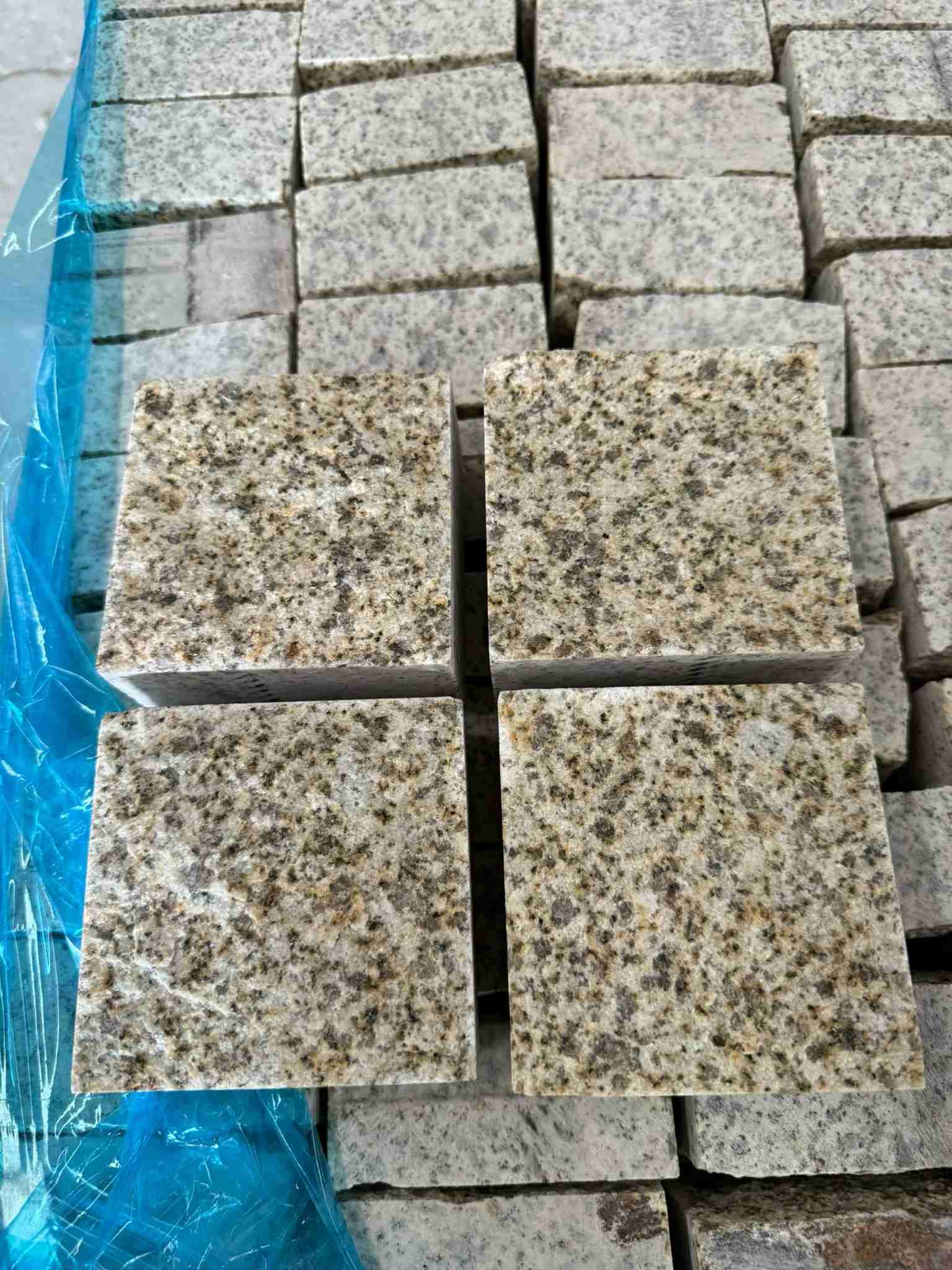 黄冈 黄金麻花岗岩自然面小方块，弹石，马蹄石等