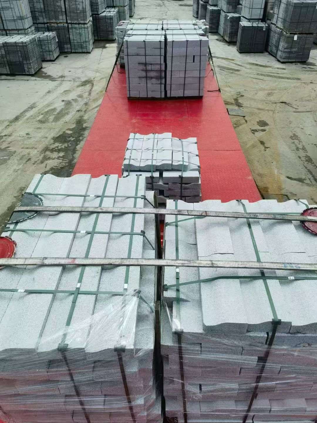 黄冈 芝麻白仿形加直形路沿石出货日常