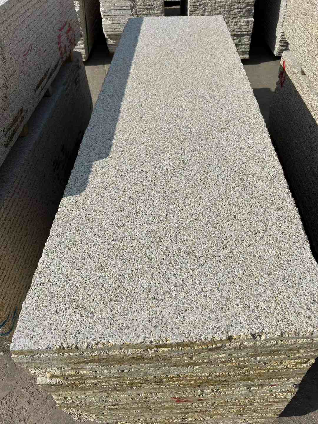 黄冈 黄金麻花岗岩荔枝面毛板，半成品