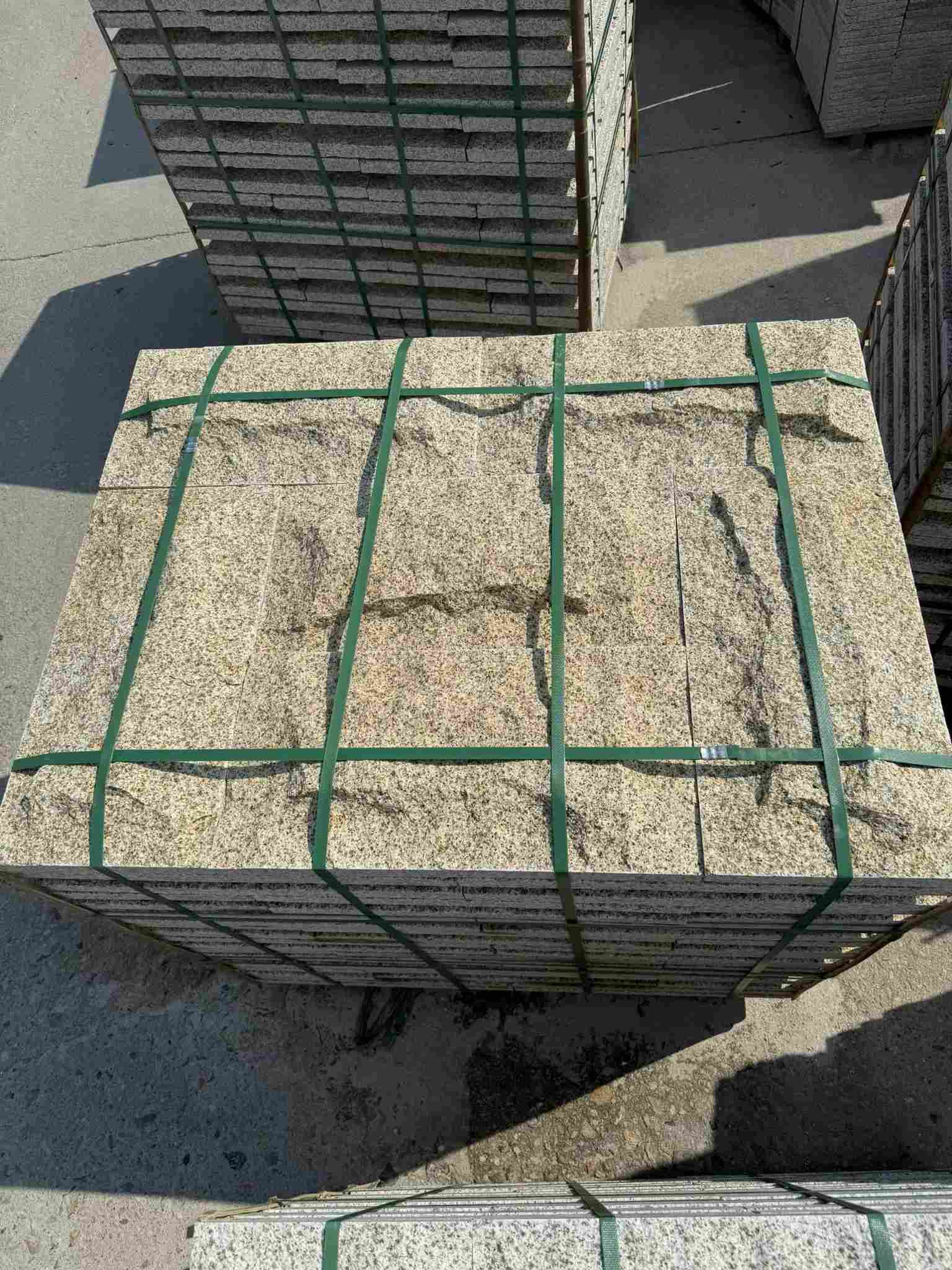 黄冈 黄金麻花岗岩石材自然面蘑菇石成品