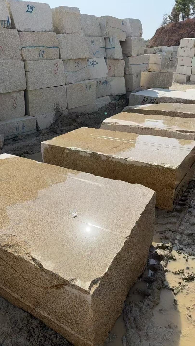 黄冈 黄金麻方料堆场洗料分选中，原材料充足