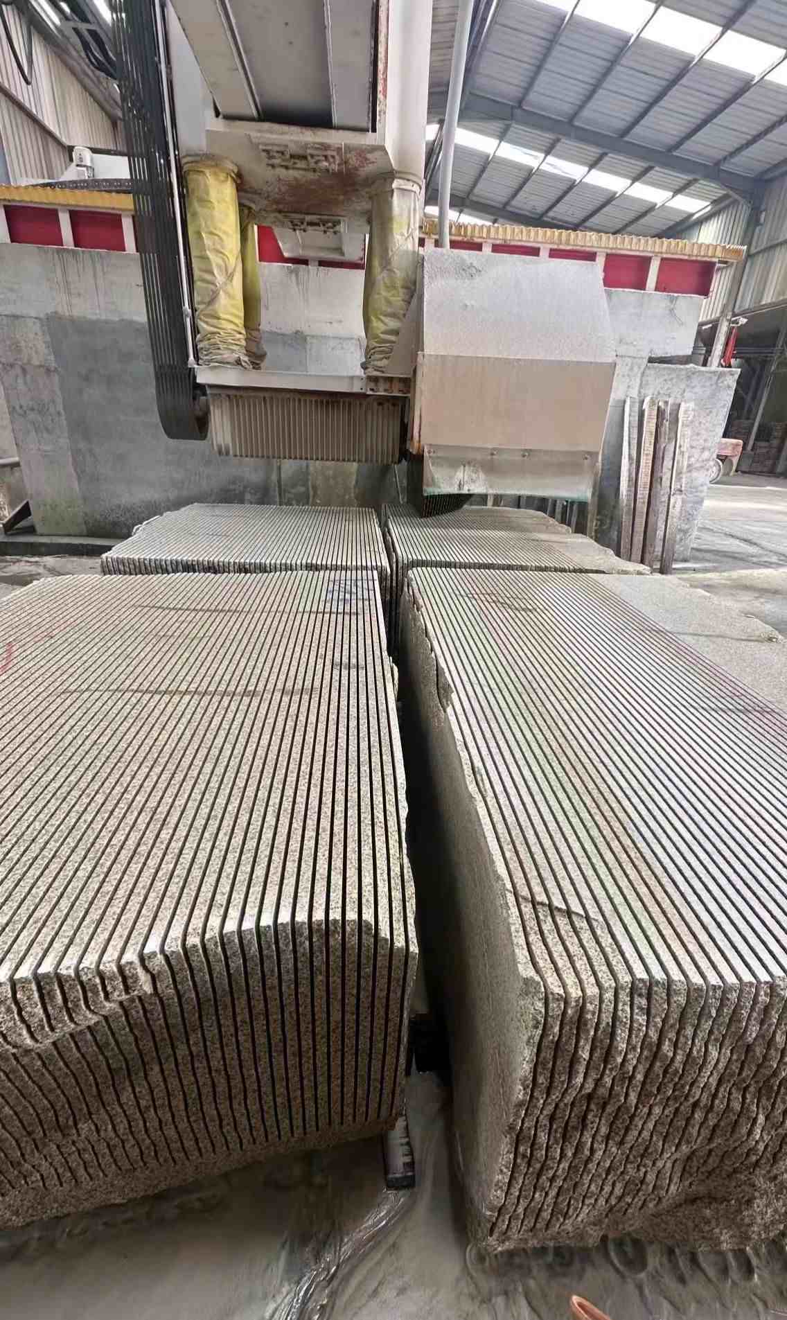 黄冈 车间生产日常，黄金麻白麻花岗岩