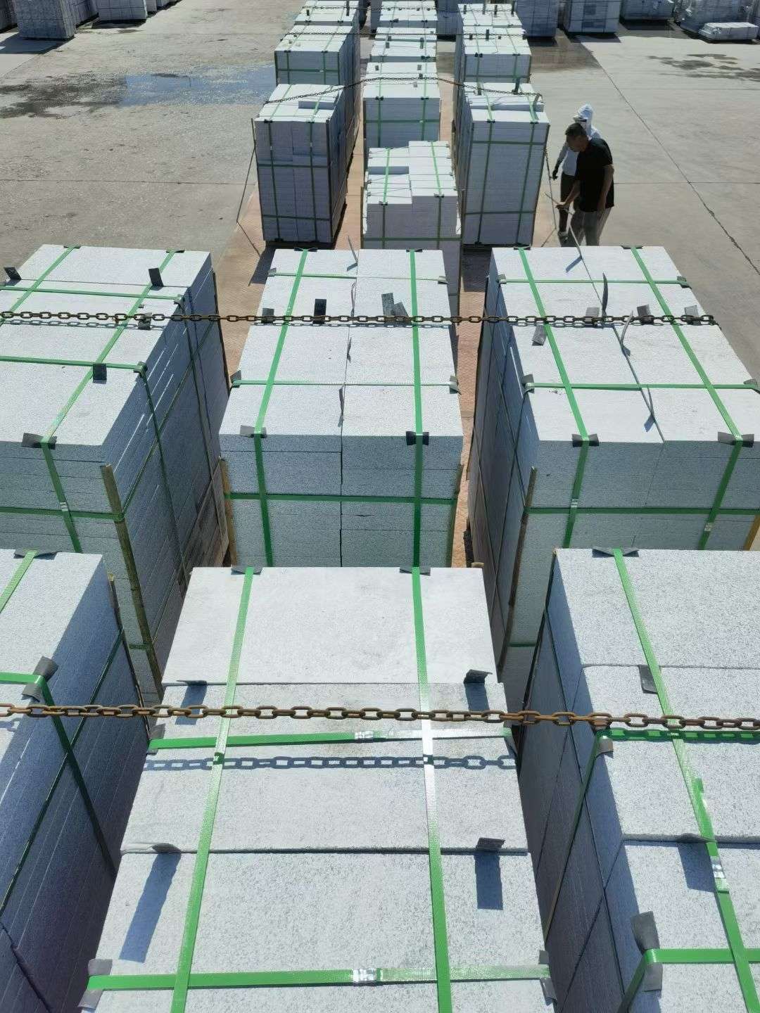 黄冈 芝麻白花岗岩5公分地铺石 花岗岩厂家工厂装车日常